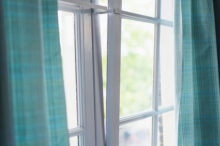 Öppet fönster som släpper in frisk luft för att förbättra ventilationen