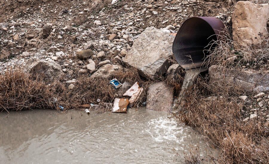 förr i tiden rådde otyg då såväl dagvatten dvs regnvatten kunde blandas med avloppsvatten och helt sonika släppas ut i naturen orenat tyvärr förekommer detta fortfarande i vissa länder men här i Sverige hör det till historieböckerna