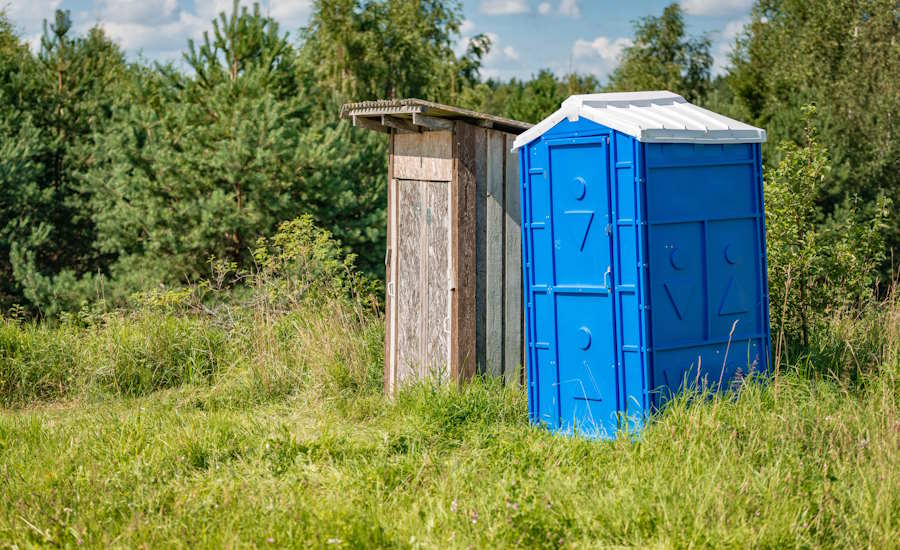 äldre utedass som blir utmanat av ett nyare sådant i plast perfekt till sommarstugan eller på arbetsplatsen ute i vischan här behöver man inte anlägga något avlopp inte