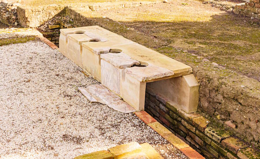 det är tur att utvecklingen har gått framåt för såhär trevligt kunde det se ut förr med latriner bredvid varandra