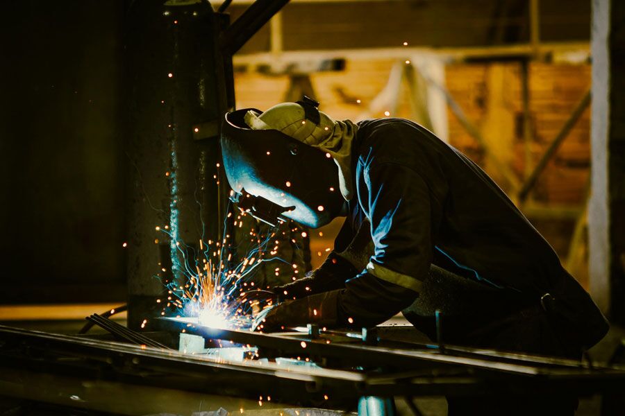 Utsugssystem skyddar svetsaren från farliga gaser och nanopartiklar.